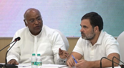 கடைசி ஒரு மணி நேரத்தில் 76 லட்சம் வாக்குகள் பதிவானது எப்படி? - தேர்தல் ஆணையத்திற்கு காங்கிரஸ் கேள்வி!