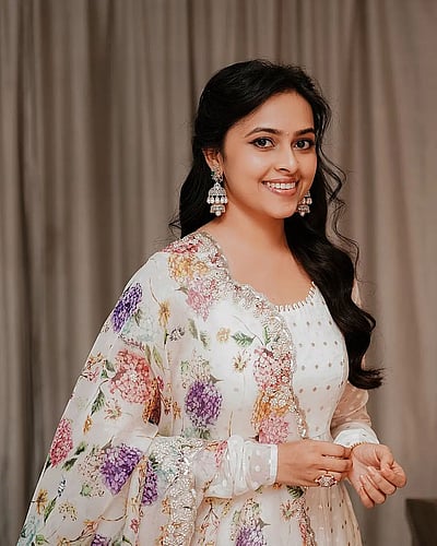 மெழுகு டாலு நீ... ஸ்ரீதிவ்யா!