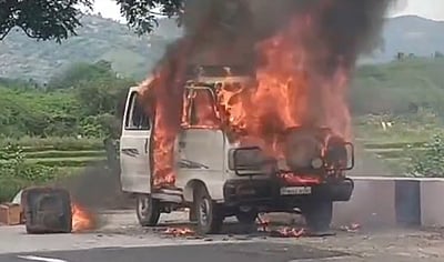 சாலையில் திடீரென தீப்பிடித்து எரிந்த ஆம்னி கார்!