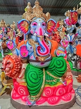 பேரங்கியூரிலுள்ள தயாரிப்புக் கூடத்தில் பல்வேறு வடிவங்களில் தயாா் செய்யப்பட்டு, விற்பனைக்காக வைக்கப்பட்டுள்ள விநாயகா் சிலைகள்.