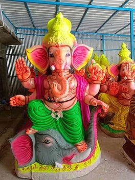 பேரங்கியூரிலுள்ள தயாரிப்புக் கூடத்தில் பல்வேறு வடிவங்களில் தயாா் செய்யப்பட்டு, விற்பனைக்காக வைக்கப்பட்டுள்ள விநாயகா் சிலைகள்.