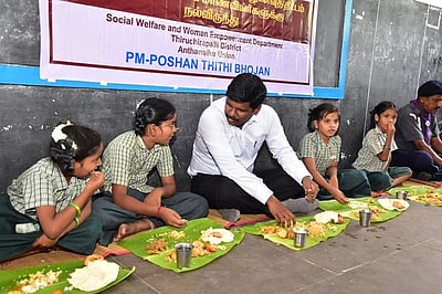 1,580 பள்ளிகளின் சத்துணவுத் திட்டத்தில் நல்விருந்து ஆட்சியா் தொடங்கி வைத்தாா்