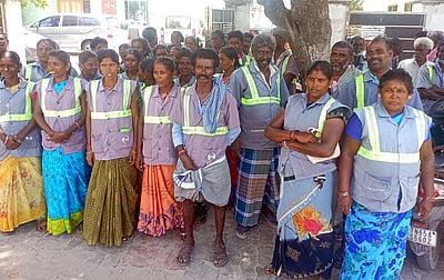 தூய்மைப் பணியாளா்கள் பணி புறக்கணிப்பு