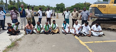 வேலம்பட்டி சுங்கச்சாவடியை அகற்ற வலியுறுத்தி விவசாயிகள் போராட்டம்