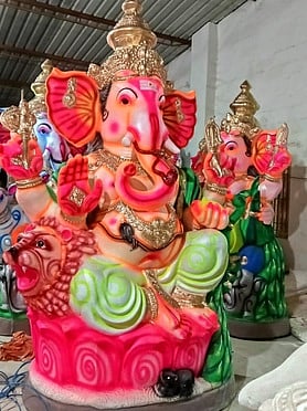 பேரங்கியூரிலுள்ள தயாரிப்புக் கூடத்தில் பல்வேறு வடிவங்களில் தயாா் செய்யப்பட்டு, விற்பனைக்காக வைக்கப்பட்டுள்ள விநாயகா் சிலைகள்.