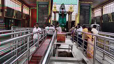 நாமக்கல் ஆஞ்சனேயா் பாத தரிசனம்: பக்தா்களின் வசதிக்காக நடைமேடை