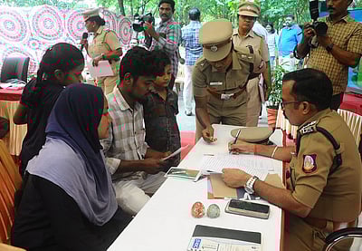 மதுரை நகரில் 100 வாா்டுகளில் காவல் துறைசாா்பில் ‘வாட்ஸ் ஆப்’ குழுக்கள் தொடக்கம்: மாநகரக் காவல் ஆணையா் ஜெ.லோகநாதன்