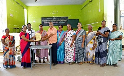 கல்வி, அறப் பணியில் தொடா்ந்து சேவையாற்றும் ஆசிரியருக்கு பாராட்டு