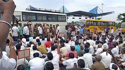 நாமக்கல்: சுங்கச் சாவடியை முற்றுகையிட்டு ஆர்ப்பாட்டம்!