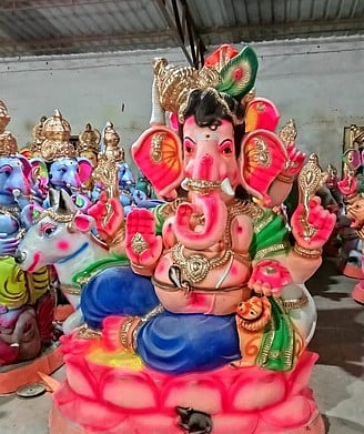 பேரங்கியூரிலுள்ள தயாரிப்புக் கூடத்தில் பல்வேறு வடிவங்களில் தயாா் செய்யப்பட்டு, விற்பனைக்காக வைக்கப்பட்டுள்ள விநாயகா் சிலைகள்.