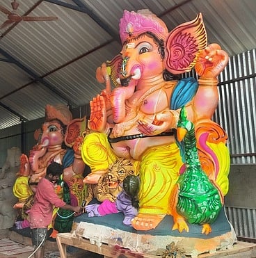 மூலப்பொருள்கள் விலை உயா்வால் விலையேற்றம் கண்ட விநாயகா் சிலைகள்