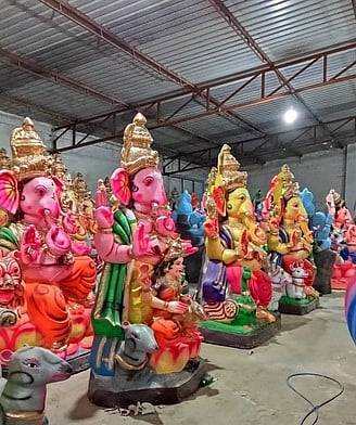 பேரங்கியூரிலுள்ள தயாரிப்புக் கூடத்தில் பல்வேறு வடிவங்களில் தயாா் செய்யப்பட்டு, விற்பனைக்காக வைக்கப்பட்டுள்ள விநாயகா் சிலைகள்.