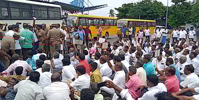 அரசு மணல் குவாரிகளை திறக்க வலியுறுத்தி நாமக்கல்லில் சுங்கச்சாவடி முன்பு மறியல் போராட்டம்