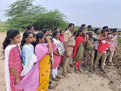நஞ்சராயன் சரணாலயத்தில் பறவைகளை பாா்வையிட்ட கல்லூரி மாணவிகள்
