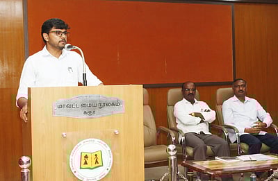 குழுவாகச் சோ்ந்து படித்தால் போட்டித் தோ்வுகளில் வெற்றி: கரூா் கோட்டாட்சியா்