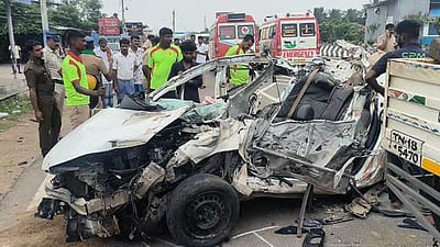 சரக்கு வாகனத்தின் மீது காா் மோதியதில் 4 போ் உயிரிழப்பு