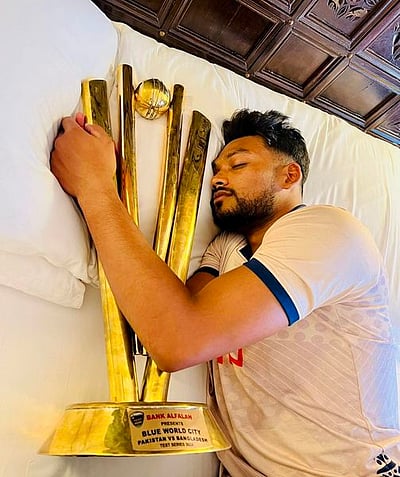 வரலாற்று வெற்றி மகிழ்ச்சி...! கோப்பையுடன் உறங்கும் வங்கதேச கேப்டன்! 