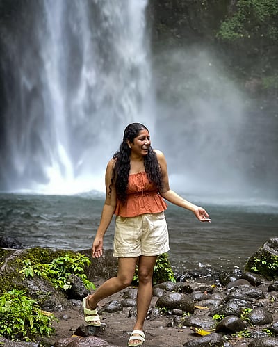 பாலியில் அனுமோள்!