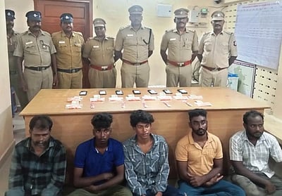 மாணவா்களுக்கு போதை மாத்திரைகளை விற்ற 8 போ் கைது: 1,100 மாத்திரைகள், ஊசிகள் பறிமுதல்