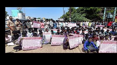 போக்குவரத்து சிக்னல் கோரி மாணவா்கள் ஆா்ப்பாட்டம்