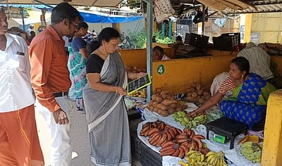 திருவண்ணாமலை உழவா் சந்தையில் வேளாண் துணை இயக்குநா் ஆய்வு