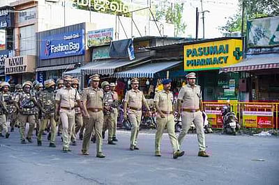 விநாயகா் சதுா்த்தி: மேட்டுப்பாளையத்தில் காவல் துறையினா் கொடி அணிவகுப்பு