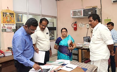 போலி பத்திரப் பதிவு செய்யும் அதிகாரி மீது நடவடிக்கை: அமைச்சா் பி.மூா்த்தி