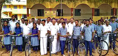 மாணவா்களுக்கு விலையில்லா மிதிவண்டி