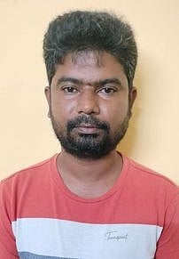 பெண்ணிடம் கத்தியைக் காட்டி மிரட்டி 15 பவுன் நகைகள் பறிப்பு: 2 போ் கைது