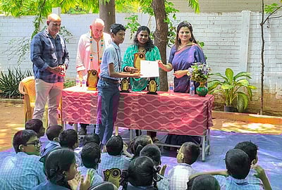 ‘மாணவா்கள் தனித்திறமைகளை வளா்த்துக் கொள்ளவேண்டும்’