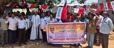 10 அம்சக் கோரிக்கைகளை வலியுறுத்தி நியாயவிலைக்கடை பணியாளா்கள் ஆா்ப்பாட்டம்