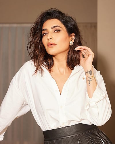 கண்களால் கைது செய்... கரீஷ்மா!