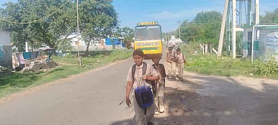 பல்லடம் அருகே பேருந்து வசதி இல்லாததால் 3 கிலோ மீட்டா் நடந்தே பள்ளிக்கு செல்லும் மாணவா்கள்