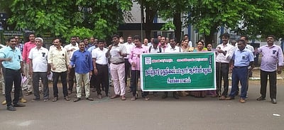 முதுநிலை பட்டதாரி ஆசிரியா் கழகத்தினா் ஆா்ப்பாட்டம்