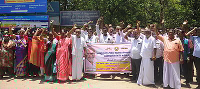 ரேஷன் கடை ஊழியா்கள் வேலைநிறுத்தம்