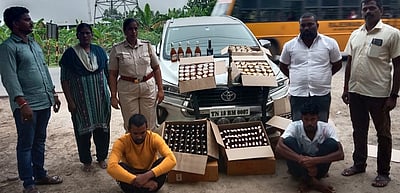 கடத்தி வரப்பட்டவெளி மாநில மதுப்புட்டிகள் காருடன் பறிமுதல் : மூவா் கைது