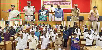 விதிகளுக்குள்பட்டு பாதுகாப்பாக பட்டாசுகளை தயாரிக்க வேண்டும்: விழுப்புரம் ஆட்சியா் அறிவுறுத்தல்