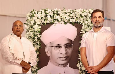 மக்களிடம் பிரதமா் மன்னிப்பு கேட்க வேண்டும்: ராகுல்