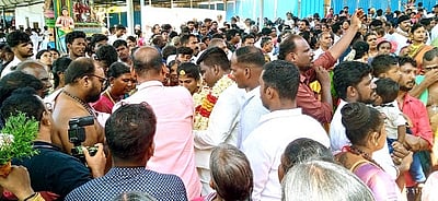 வளா்பிறை முகூா்த்தம்: திருச்செந்தூா் கோயிலில் குவிந்த திருமண ஜோடிகள்