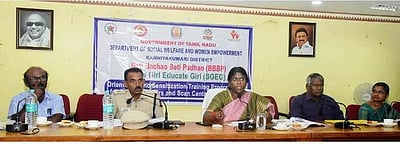 பெண் குழந்தைகள் பிறப்பு விகிதம் குறித்து  முழு ஆய்வு மேற்கொள்ள வேண்டும்: ஆட்சியா்