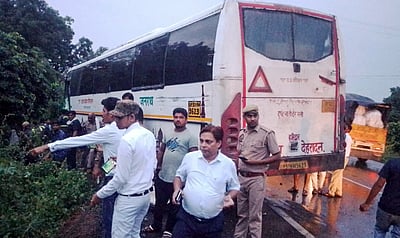 உ.பி.யில் டிரக் மீது பேருந்து மோதி விபத்து: 15 பேர் பலி