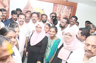 அரசுப் பள்ளியில் பயின்று மருத்துவப் படிப்பில் சோ்ந்த 6 மாணவிகளுக்கு எடப்பாடி கே.பழனிசாமி பாராட்டு