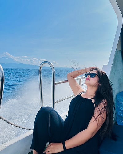 திரும்ப வந்துட்டீங்களா... மதுமிதா!