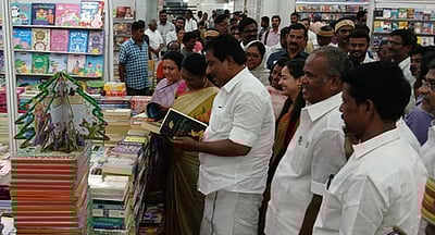 புத்தக வாசிப்பால் சாதனையாளராக முடியும் -அமைச்சா் பி. மூா்த்தி