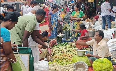 விநாயகா் சதுா்த்தி, முகூா்த்தம்: பூக்கள், பழங்கள் விலை உயா்வு