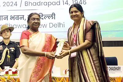 தமிழகம், புதுச்சேரி ஆசிரியா்கள் 5 பேருக்கு தேசிய ஆசிரியா் விருது -குடியரசுத் தலைவர் வழங்கினார்