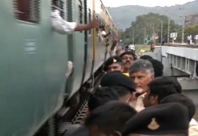 ரயில் பாலத்தில்.. நூலிழையில் உயிர் தப்பிய ஆந்திர முதல்வர் சந்திரபாபு நாயுடு!