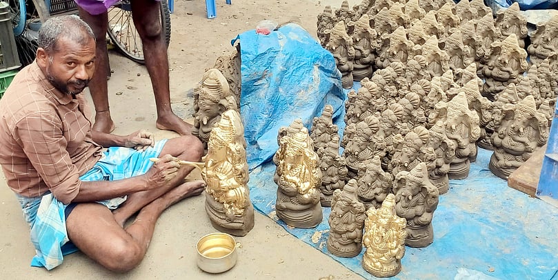 வண்ணப்பூச்சு இல்லாத களிமண் விநாயகா் சிலைகளை வாங்க ஆா்வமில்லை!