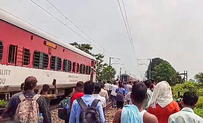 ஓடும்போதே இரண்டாக பிரிந்து சென்ற விரைவு ரயில்: பிகாரில் பரபரப்பு