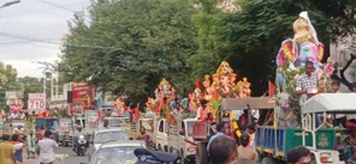 பெருந்துறையில் விநாயகா் சிலைகள் விசா்ஜன ஊா்வலம்